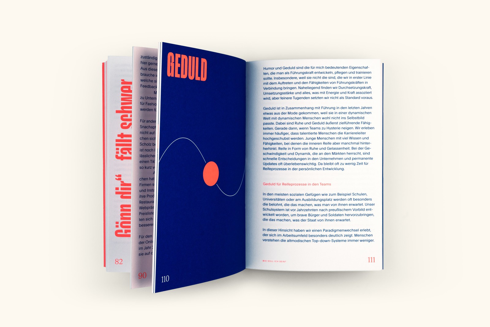 Aufgefächertes Buch Mockup zeigt den Kapitelanfang zum Thema Geduld samt Illustration