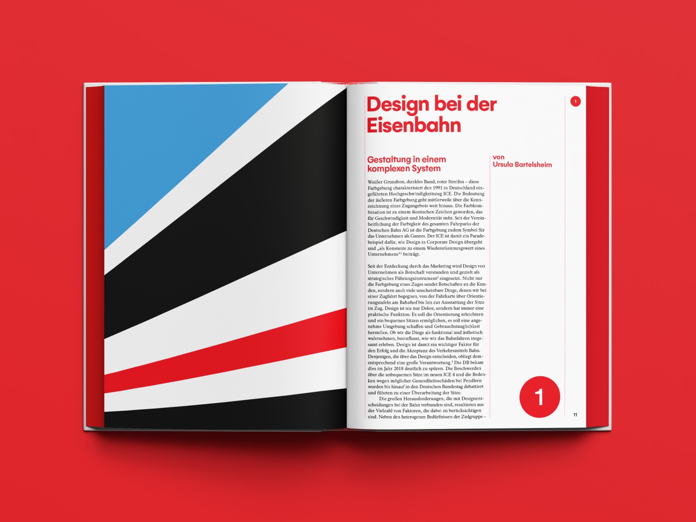 Aufgeschlagene Doppelseite des Buchs &bdquo;Design & Bahn" mit historischen Schwarz-Wei&szlig;-Fotos und erg&auml;nzendem Flie&szlig;texten auf rotem Hintergrund
