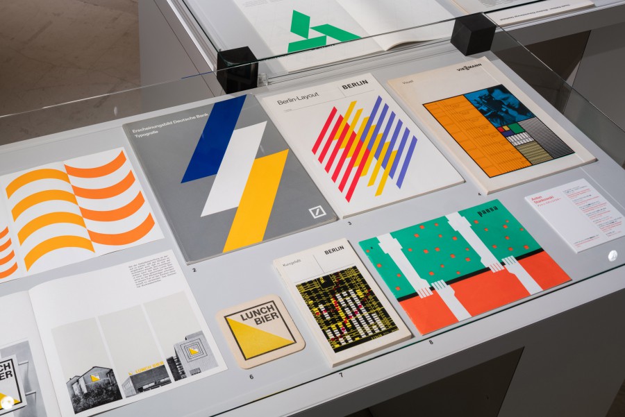 Glasvitrine mit historischen Designdokumenten zu Lunch Bier, Corporate Design der Stadt Berlin, Deutsche Bank, Viessmann; Designer Anton Stankowski