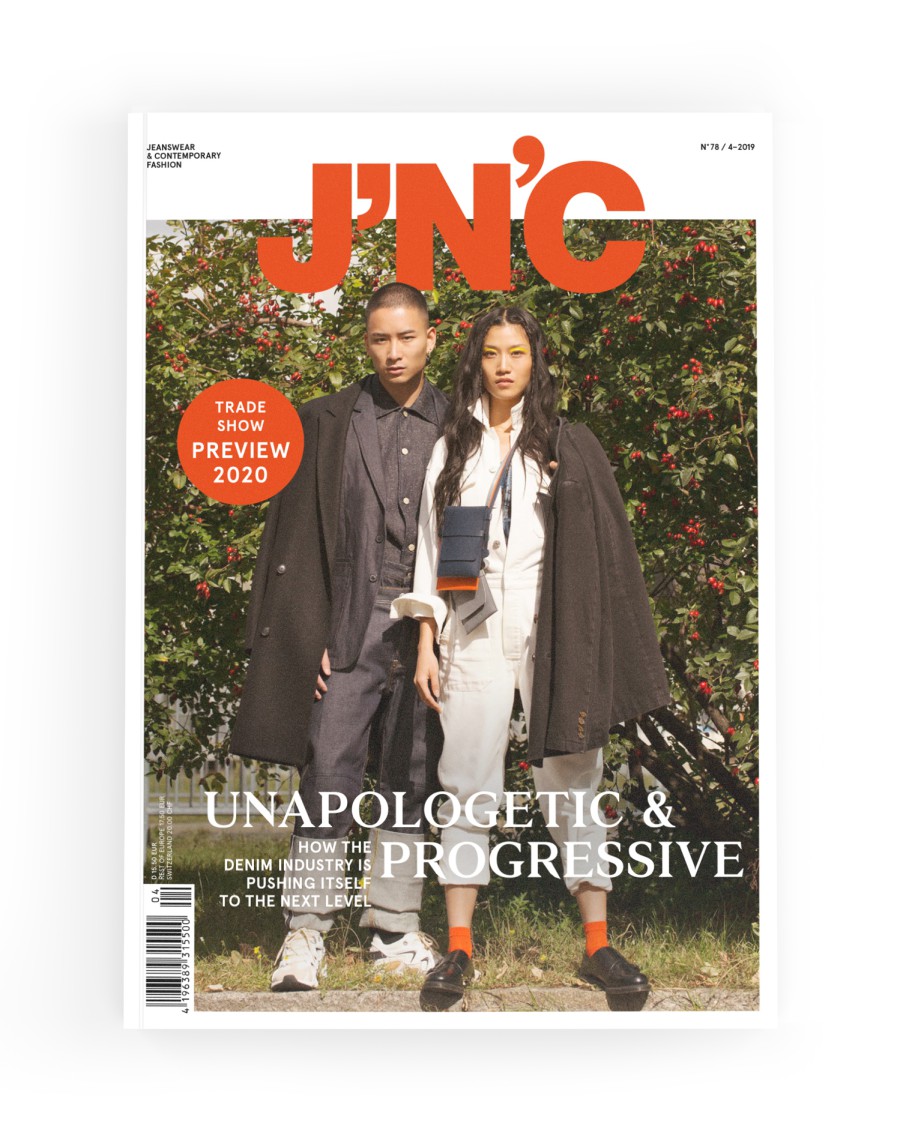 J'N'C Magazin-Cover Nr. 78, Ausgabe 4/2019: Zwei Models mit über die Schultern hängenden dunklen Mänteln und einem Denim Industrial Style vor einem Strauch mit roten Beeren, Titelthema „Unapologetic & Progressive – How the Denim Industry is Pushing Itself to the Next Level", mit Button „Trade Show Preview 2020"