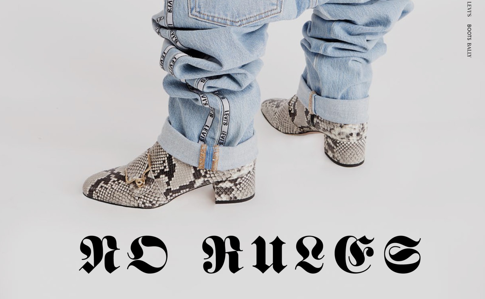 Detailansicht einer Fotostrecke mit typografischer Untermalung „No Rules“, im Ausschnitt ist zu sehen, dass das Model Levi’s Jeans und Schlangenoptik Boots trägt