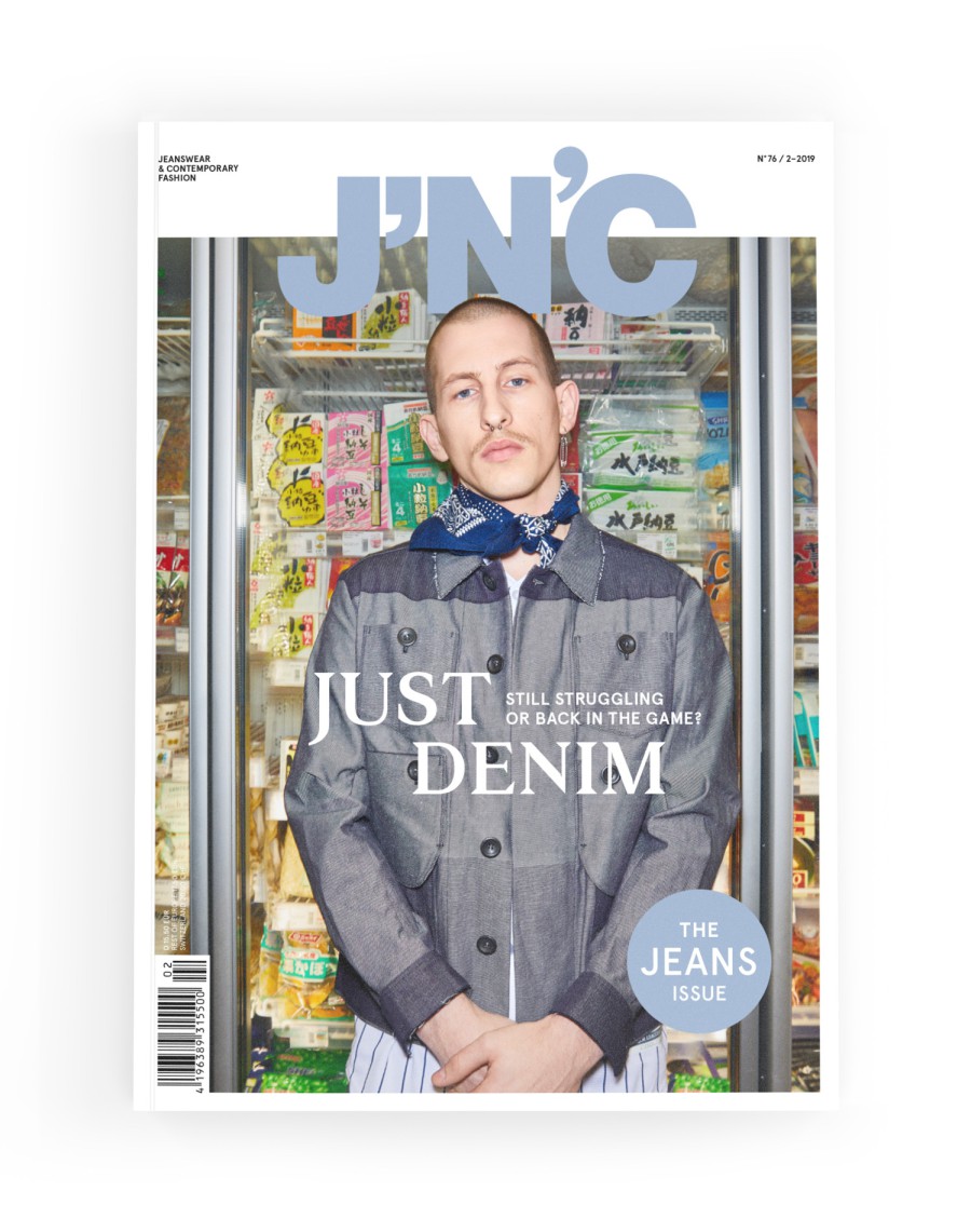 J'N'C Magazin-Cover Nr. 76, Ausgabe 2/2019: männliches Model in Denim-Outfit vor einer Supermarkt-Kühlabteilung, Titelthema „Just Denim – Still Struggling or Back in the Game?", mit blauem Button „The Jeans Issue"