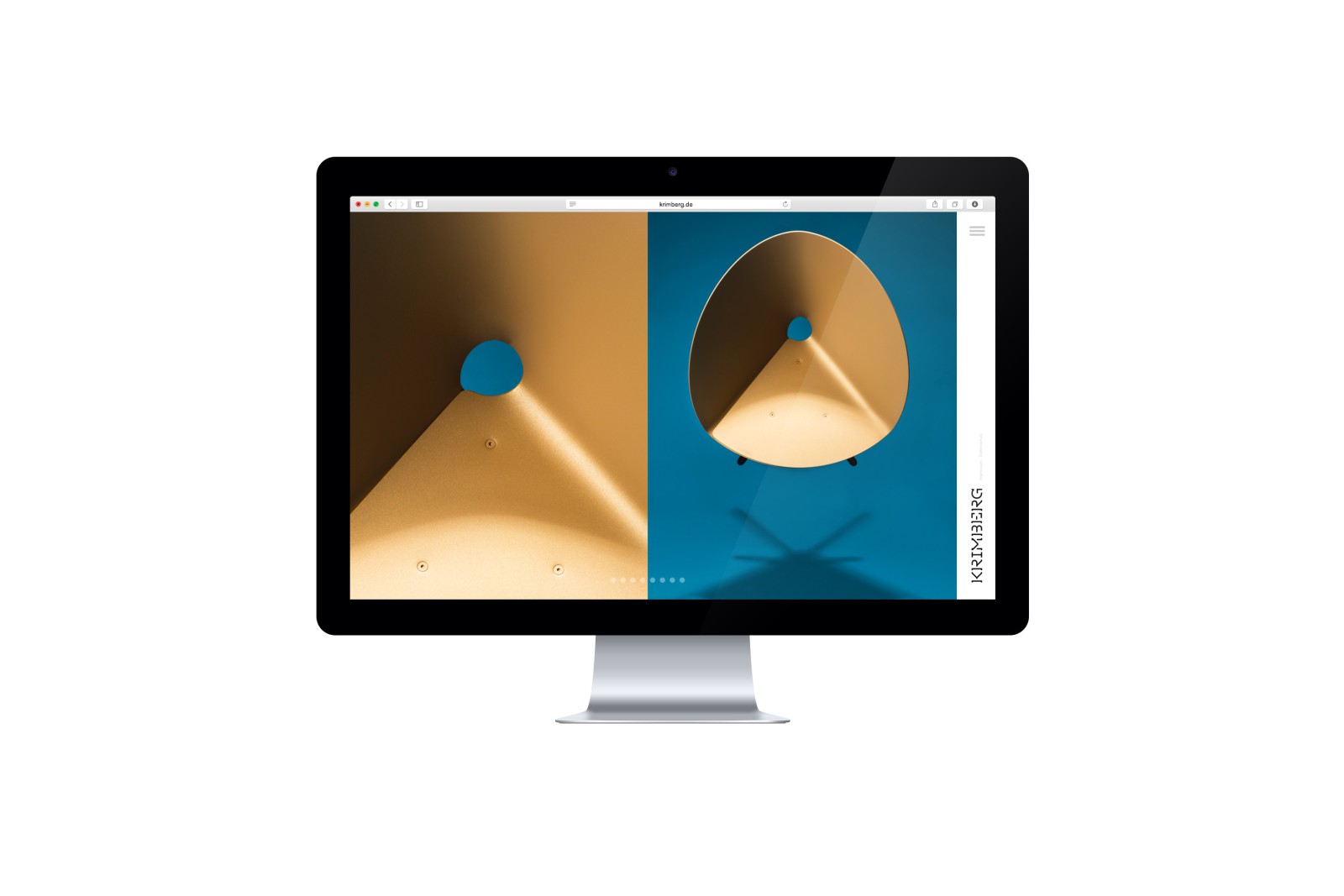 iMac-Desktop-Mockup der Krimberg-Website mit einer Produktseite: links eine Nahaufnahme der Sitzfläche eines Stuhls, mittig der Stuhl in voller Ansicht schwebend im Raum und rechts vertikal verlaufend mit weißem Hintergrund die Website-Navigation