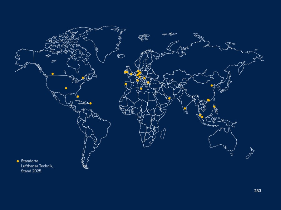 Aufgeschlagene Buchseite mit einer dunkelblauen Weltkarte, auf der gelbe Punkte die weltweiten Standorte der Lufthansa Technik zum Stand 2025 markieren