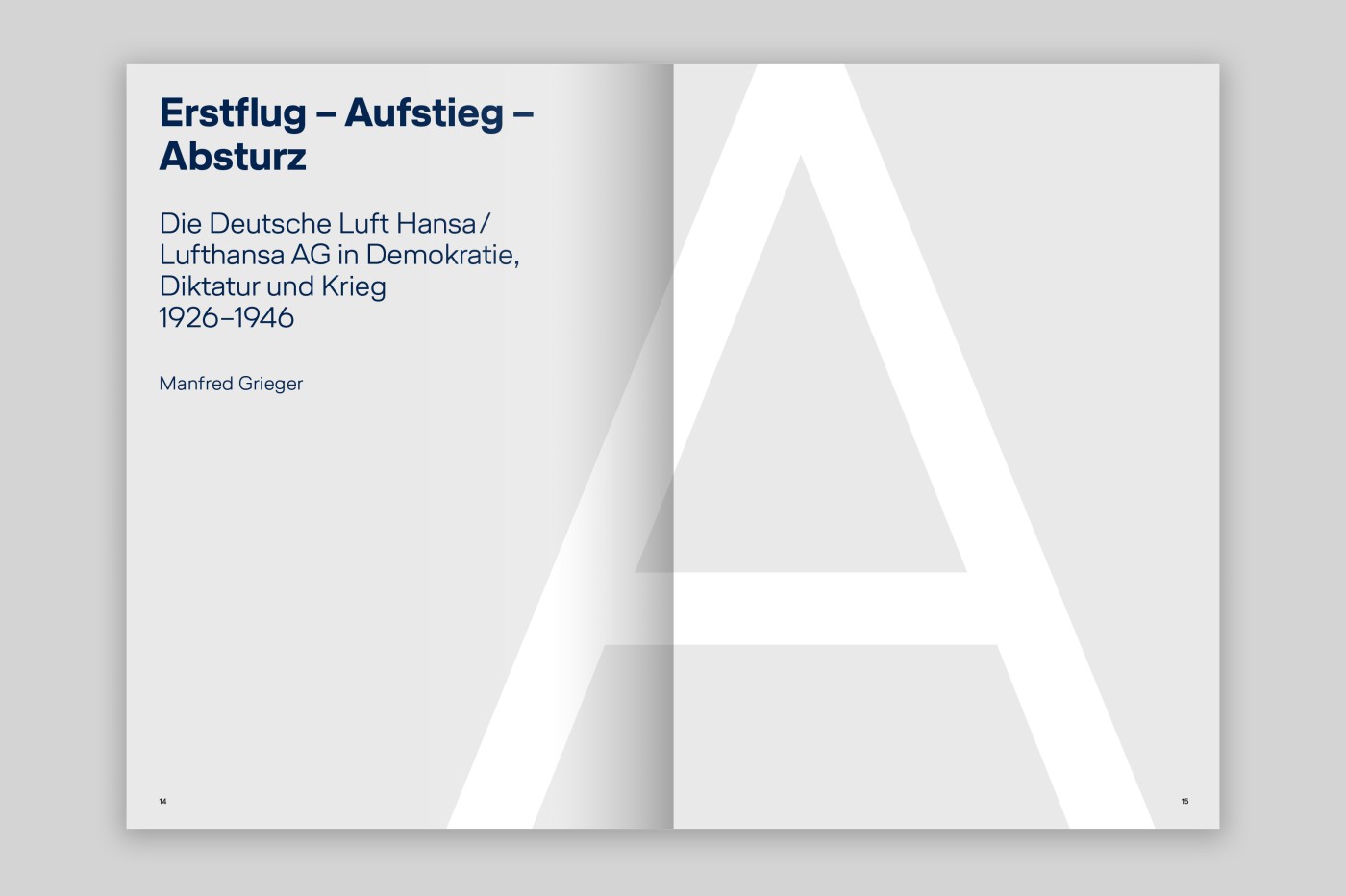 Aufschlagseite des Kapitels &bdquo;Erstflug &ndash; Aufstieg &ndash; Absturz" aus dem Lufthansa-Buchprojekt von vista, mit gro&szlig;em Initial-Buchstaben A und Textabschnitt von Autor Manfred Grieger