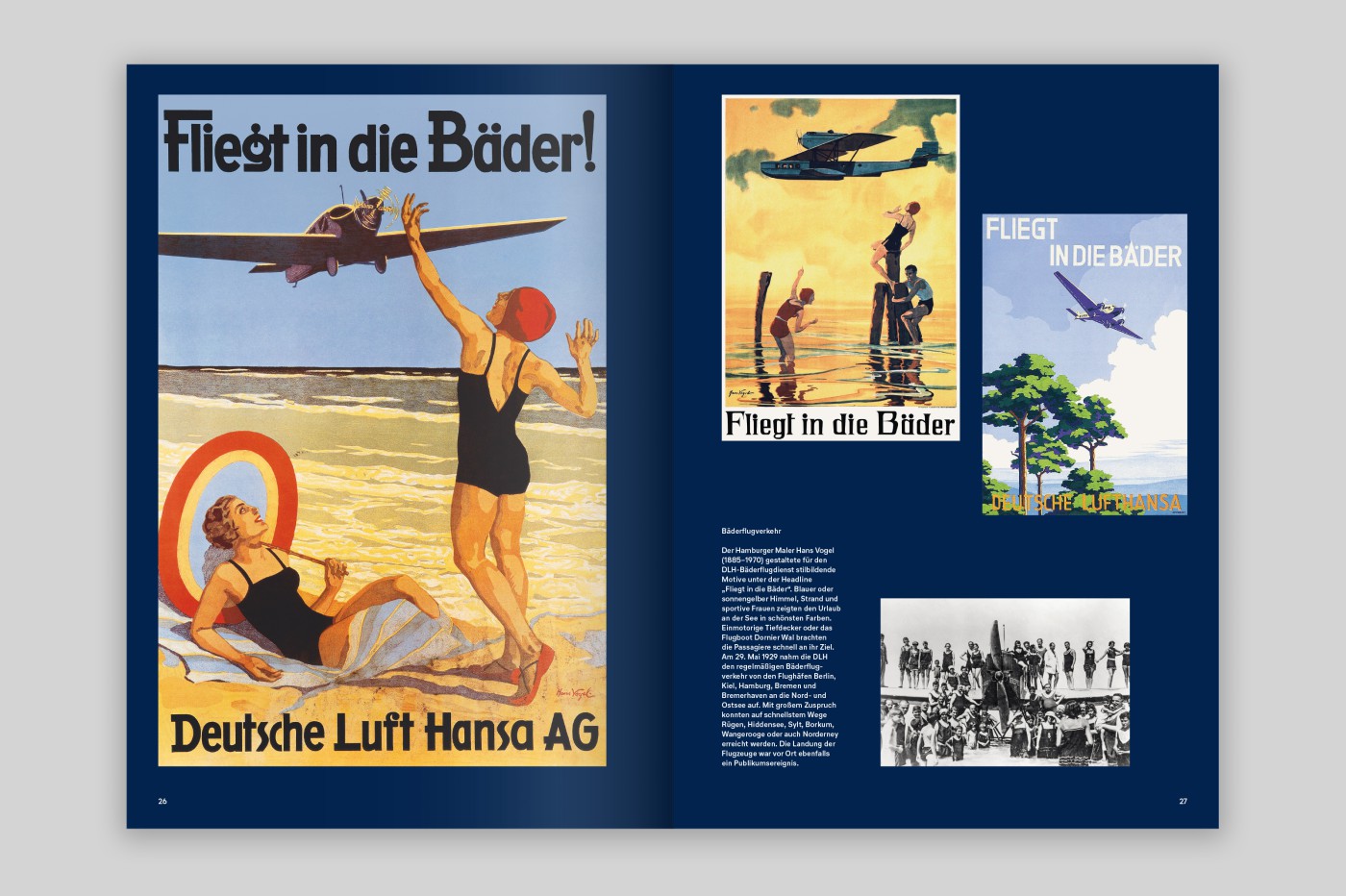 Doppelseite mit historischen Luft-Hansa-Werbeplakaten &bdquo;Fliegt in die B&auml;der!" sowie einem Schwarz-Wei&szlig;-Gruppenfoto von Unternehmensmitarbeitern