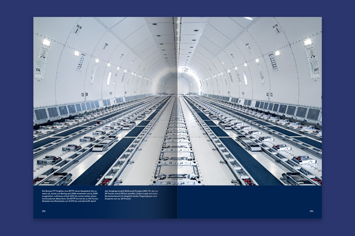 Doppelseite mit Innenaufnahme eines beladenen Lufthansa-Frachtflugzeugs, Blick durch den Rumpf auf aufgereihte Frachtpaletten