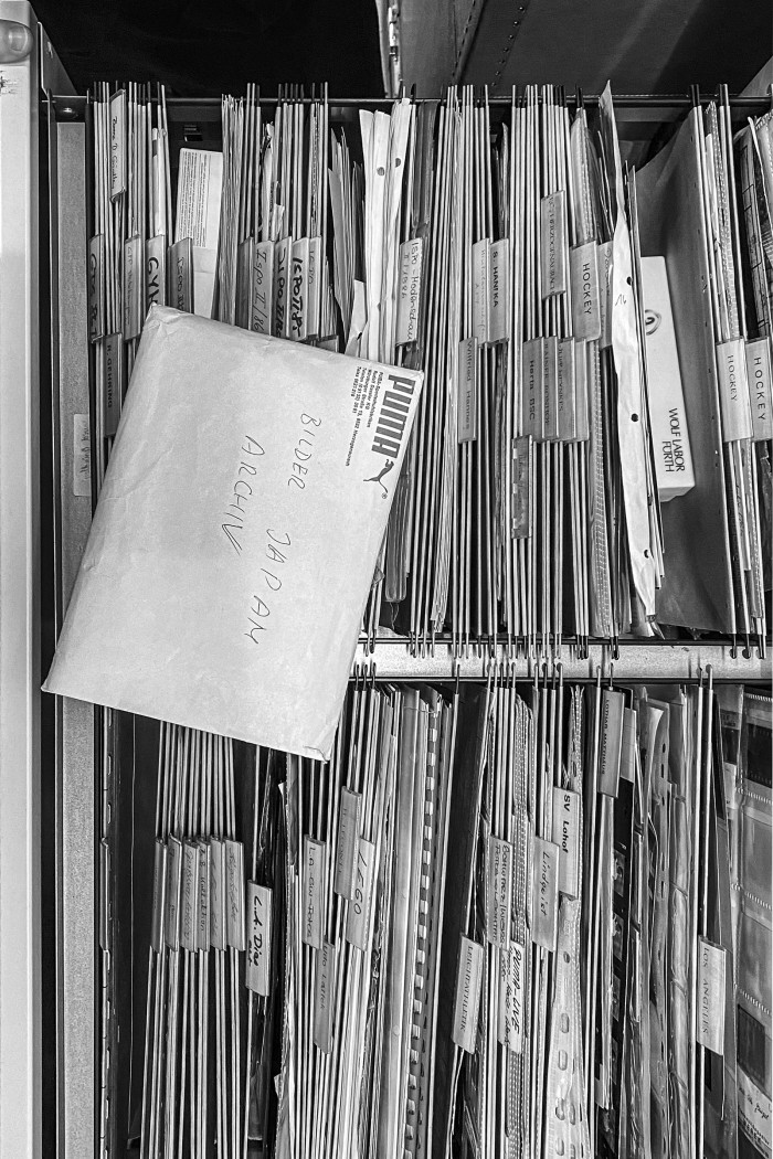 Vollbeladenes Hängeregistratur-Regal mit beschrifteten Mappen aus dem PUMA Archiv-Besuch