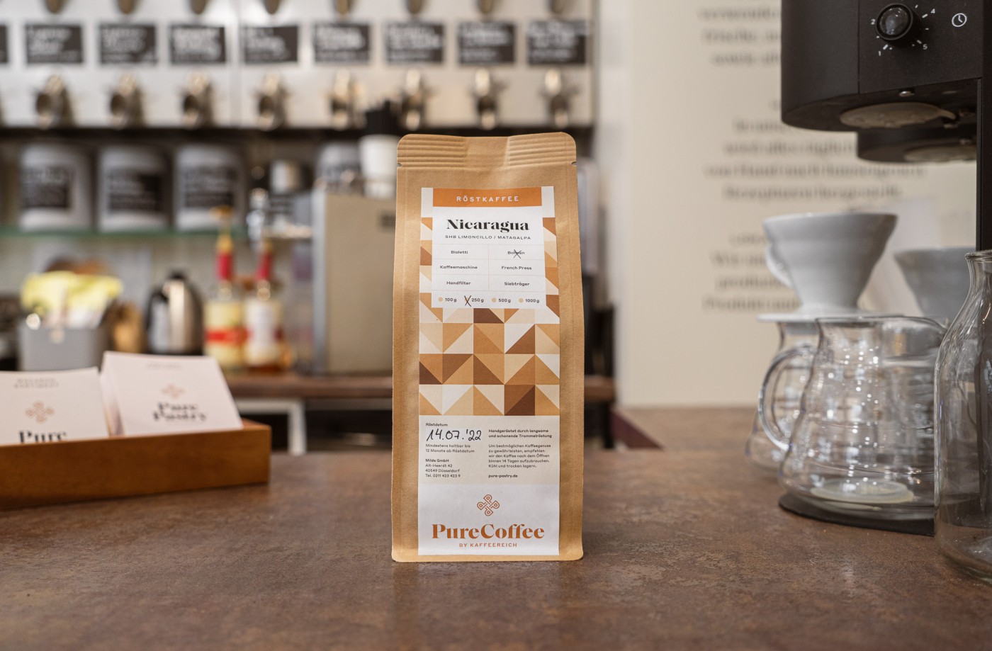 Pure Pastry Branding-Umsetzung auf Kaffeeverpackungen, Schokolade und Pralinenflyer im Gesch&auml;ft