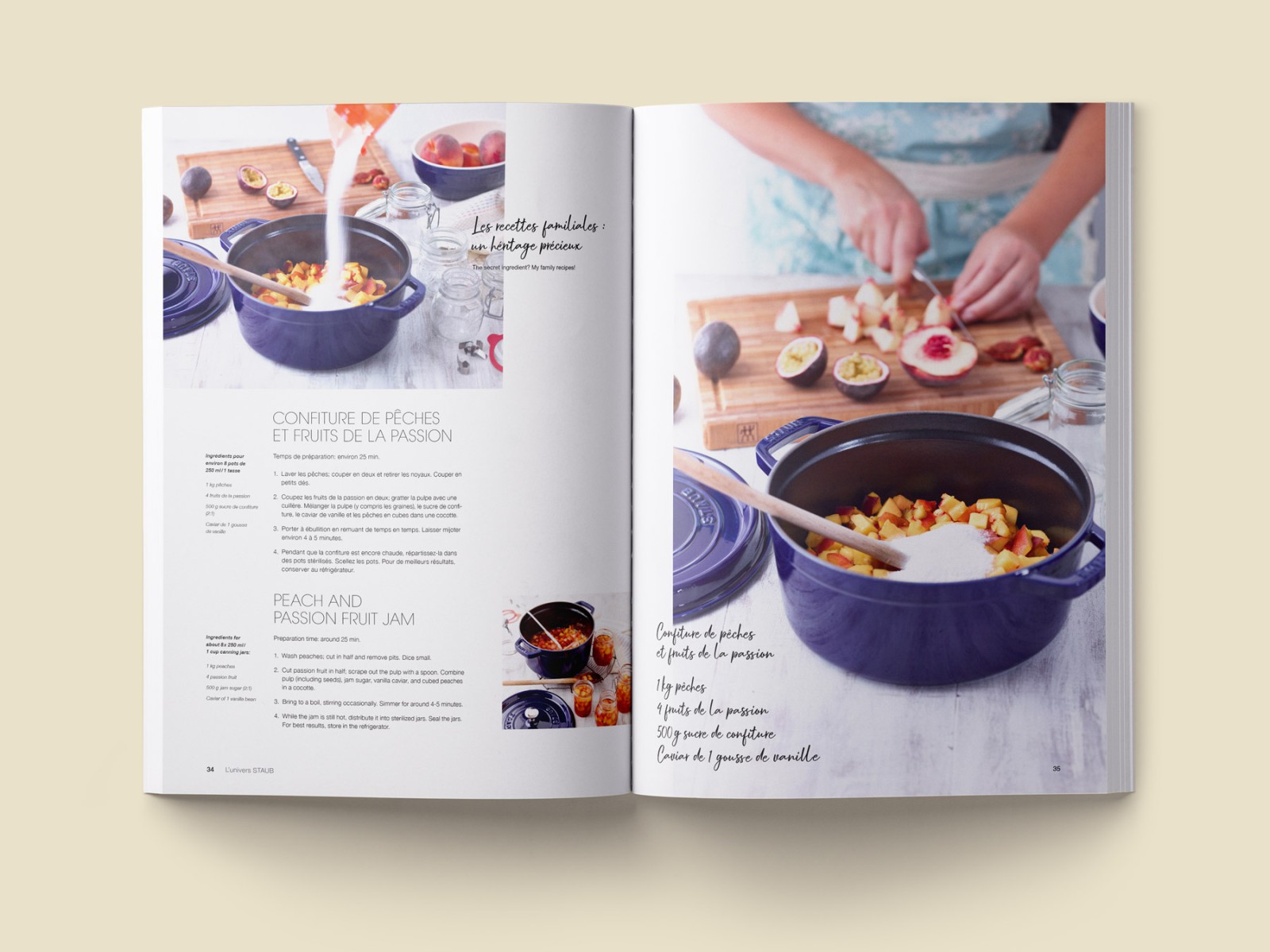 Aufgeschlagene Katalog-Doppelseite mit einem zweisprachigen Rezept für „Confiture de Pêches et Fruits de la Passion": linke Seite mit handgeschriebenem Rezept und Zutaten, rechte Seite mit Foodfoto einer blauen Staub-Cocotte mit frischen Pfirsichen