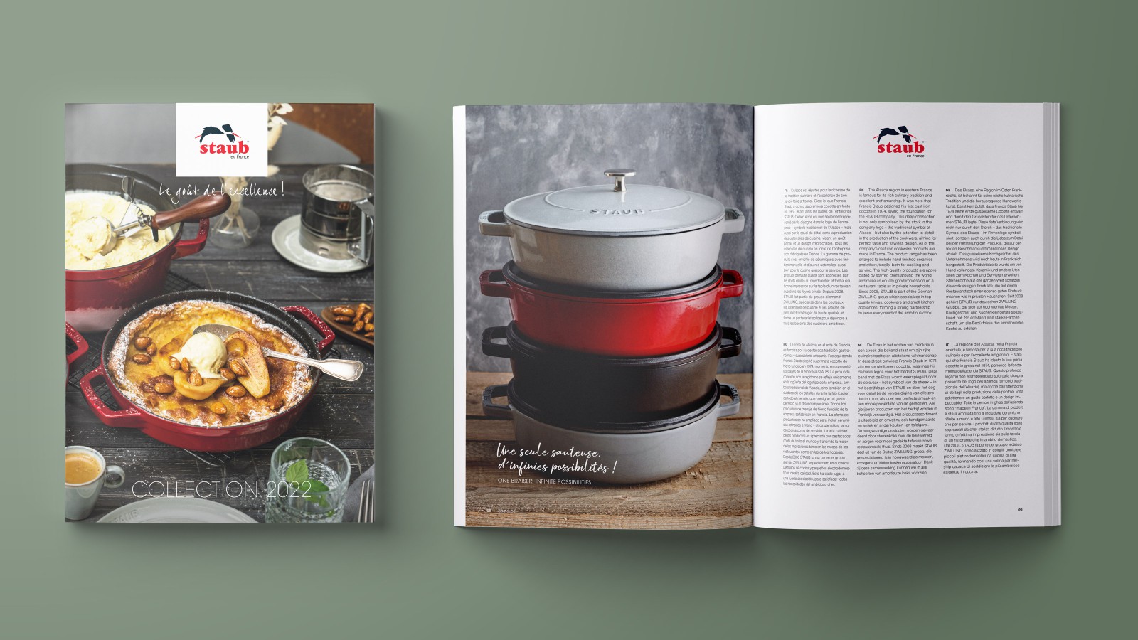 Cover des Staub-Produktkatalogs Collection 2022: Gusseiserne Cocotte mit Bratäpfeln und Vanilleeis in stimmungsvoller Foodfotografie, Claim „Le goût de l’Excellence" mit exemplarischer Doppelseite