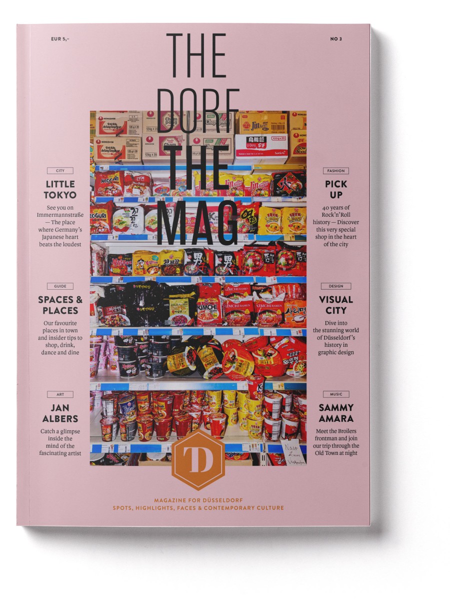 Cover von THE DORF THE MAG No. 3 aus dem Jahr 2019 mit pinkem Hintergrund und Asia-Ramen-Regal-Fotografie
