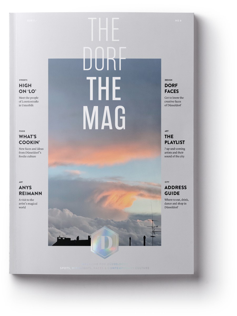 THE DORF THE MAG Ausgabe 8 aus dem Jahr 2025 in silber mit Abendhimmel-Fotografie