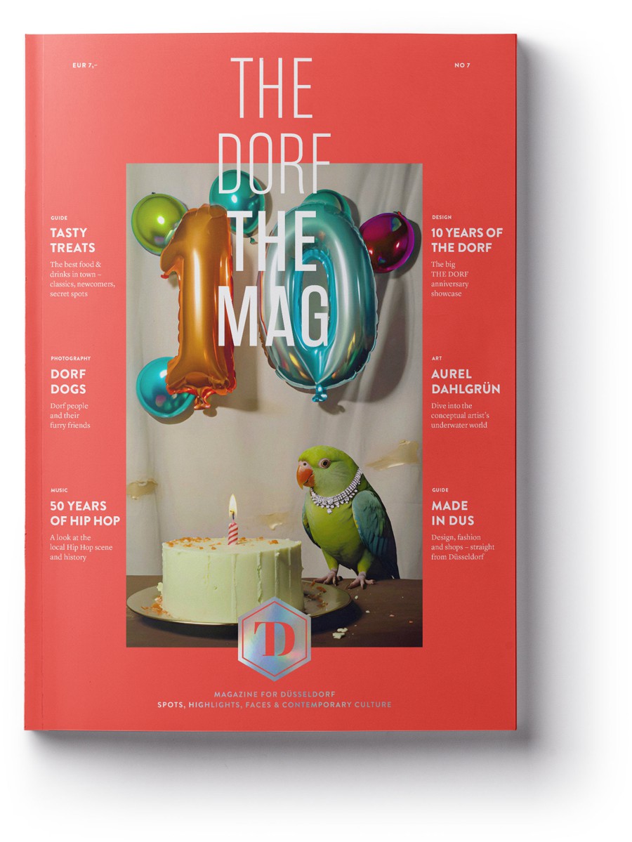 THE DORF THE MAG Ausgabe 7 aus dem Jahr 2024 mit 10 Jahre Geburtstagsballon, Torte und Kö-Papagei auf Rot